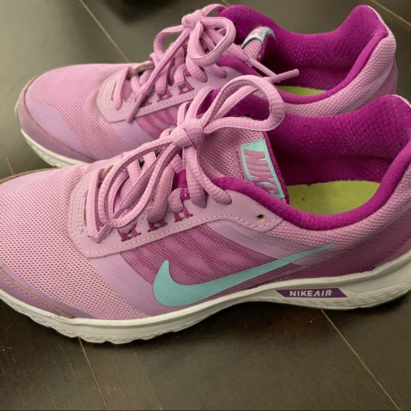 Must go before Jan 6th! Nike Sneakers Size 6 - Picture 2 of 4